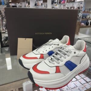 【アパレル 販売】赤×青の色の組み合わせがかっこいい✨ボッテガヴェネタのスニーカーが入荷中です💕