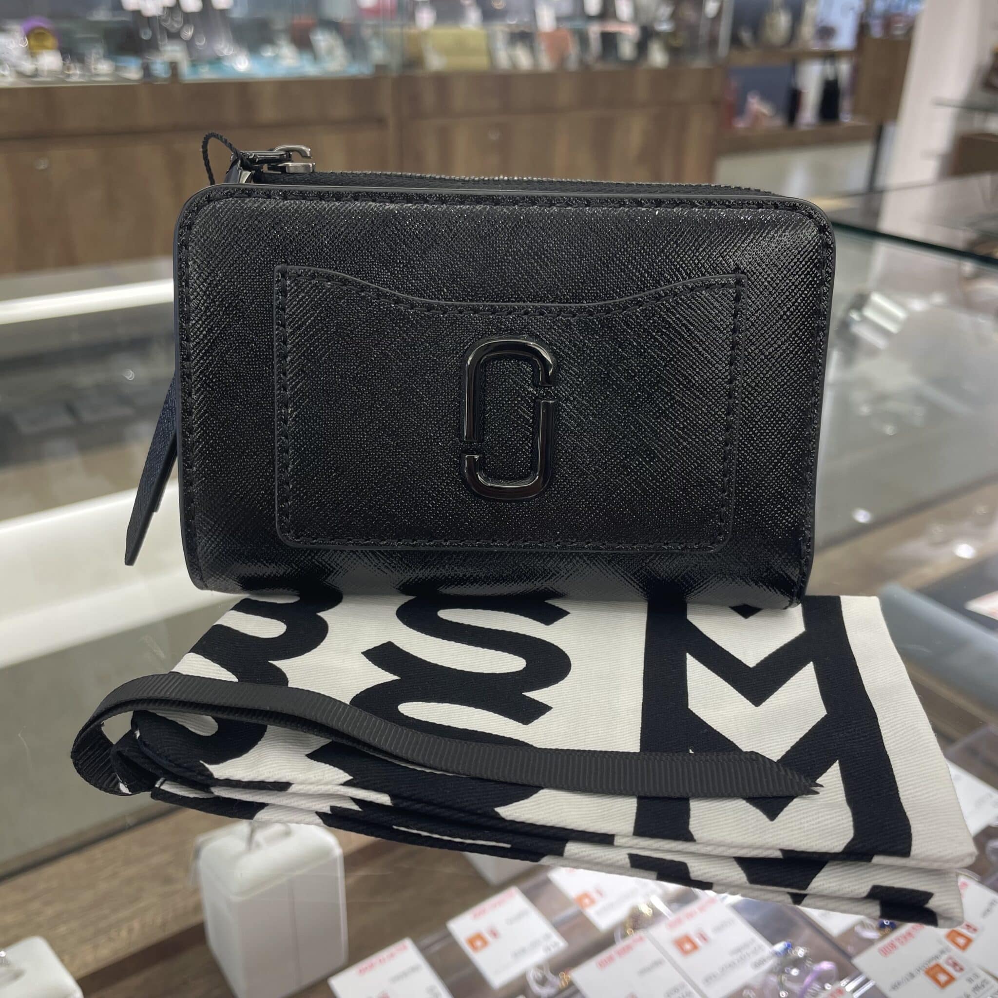 【ブランド 販売】汚れや傷に強く、使い勝手も抜群👌🏻マークジェイコブスの二つ折り財布が入荷しました‼️