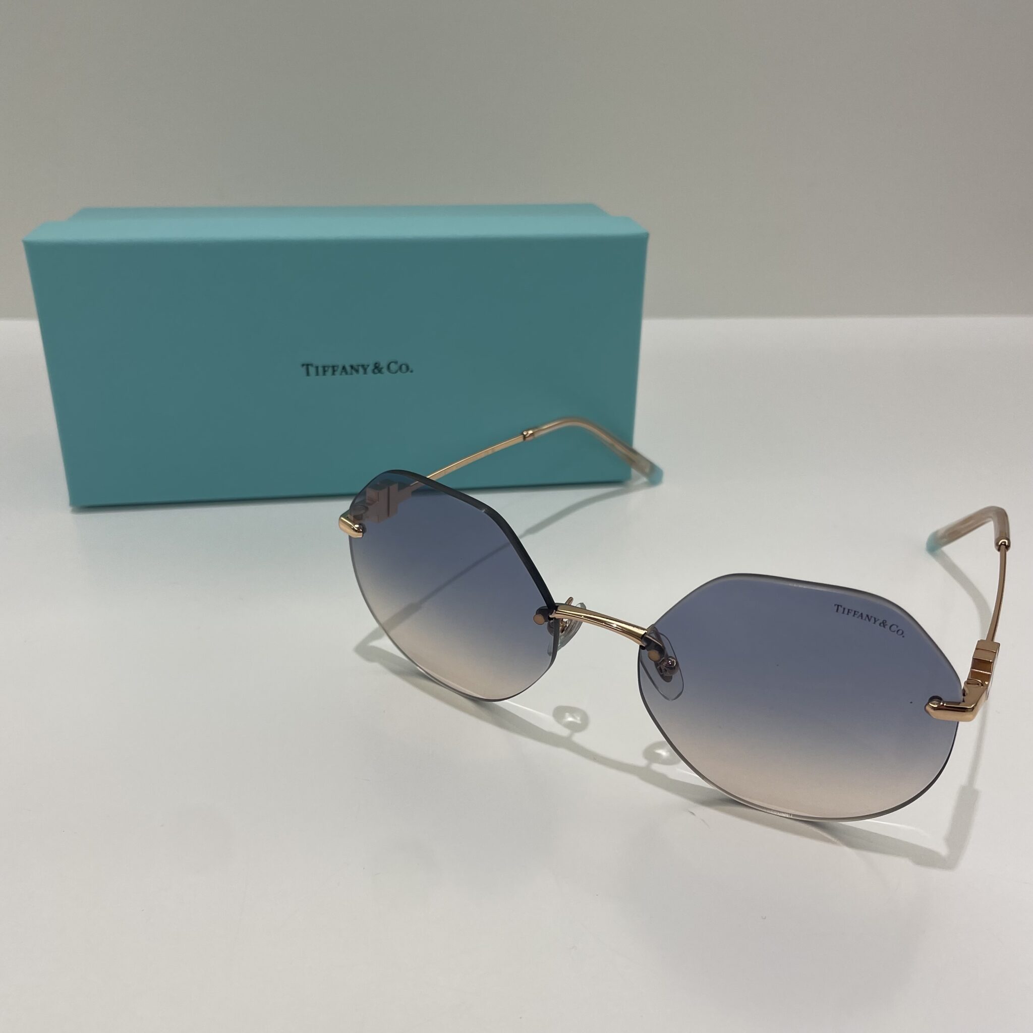 【ブランド 販売】ブルーのグラデーションレンズが上品でかわいい💙ティファニーのサングラスが入荷しました👏