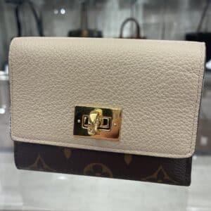 【ルイヴィトン 販売】コンパクトなサイズ感が使いやすい！ポルトフォイユ･ヴィクトリーヌはいかがですか❓