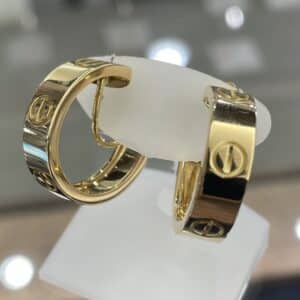 【ブランドジュエリー 販売】ゴールドの輝きが上品で素敵✨カルティエのラブイヤリングが入荷しました🙌