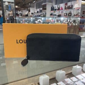 【ルイヴィトン　販売】デザインはもちろん機能性もばっちりなジッピーウォレット マヒナが入荷いたしました✨