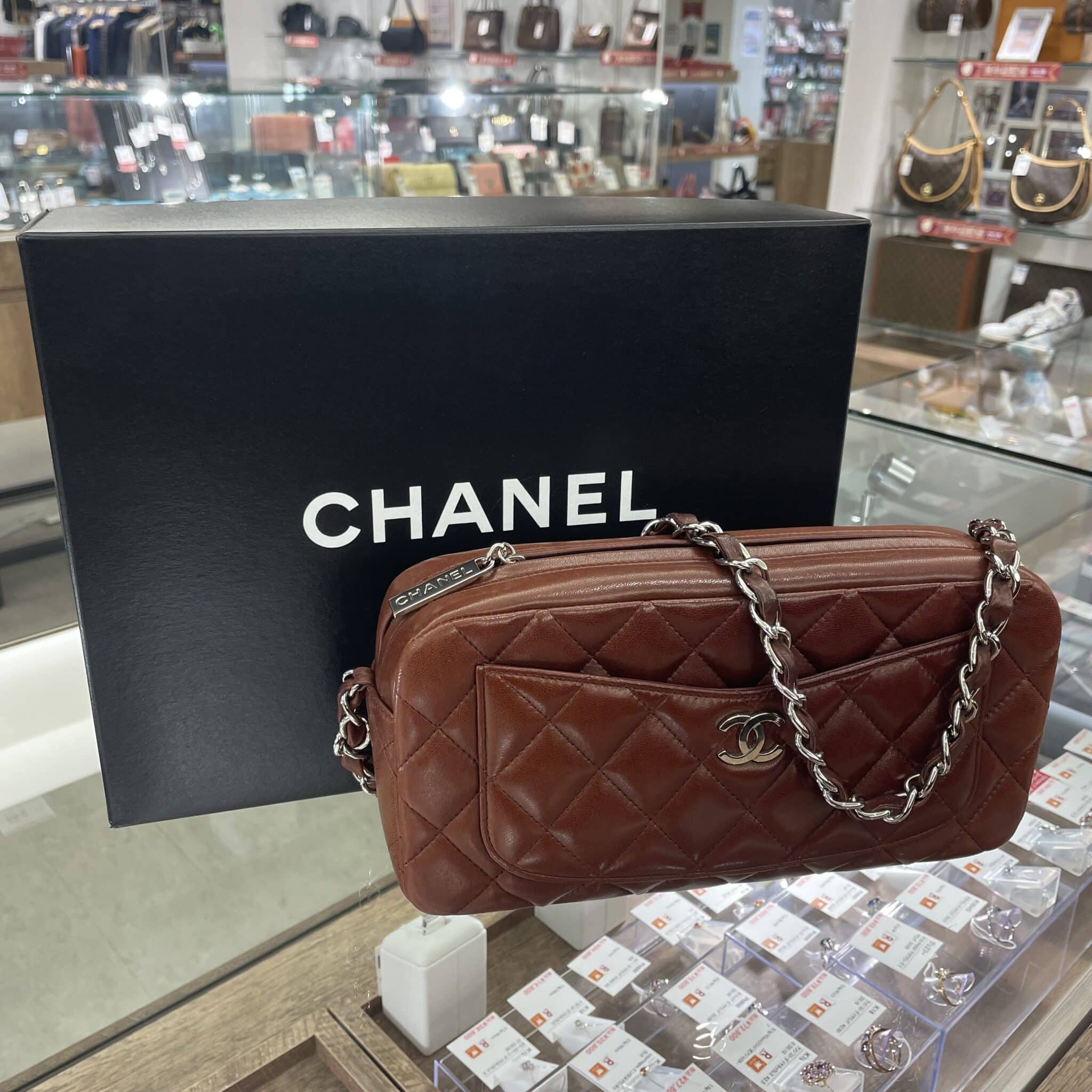 【ブランド 販売】【嬉しいお知らせも…✨】秋のお出かけにぴったりなブラウンカラーのマトラッセチェーンショルダーが入荷しました💕