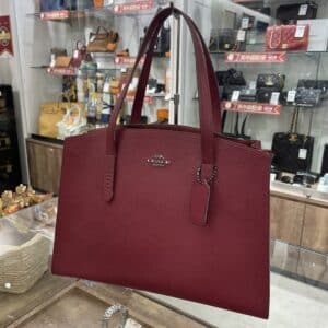 【ブランド 販売】 ボルドーカラーが目を惹く🥰コーチのトートバッグが入荷中です✨