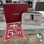 【ブランド 販売】キラキラのグリッターがとってもかわいい👏💗ヴァラリボングリッターコインケースが入荷中です✨