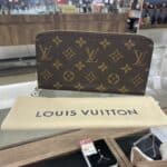 【ルイヴィトン　販売】内側の爽やかな水色がかわいい💙M14815ジッピーウォレットはいかがですか❓