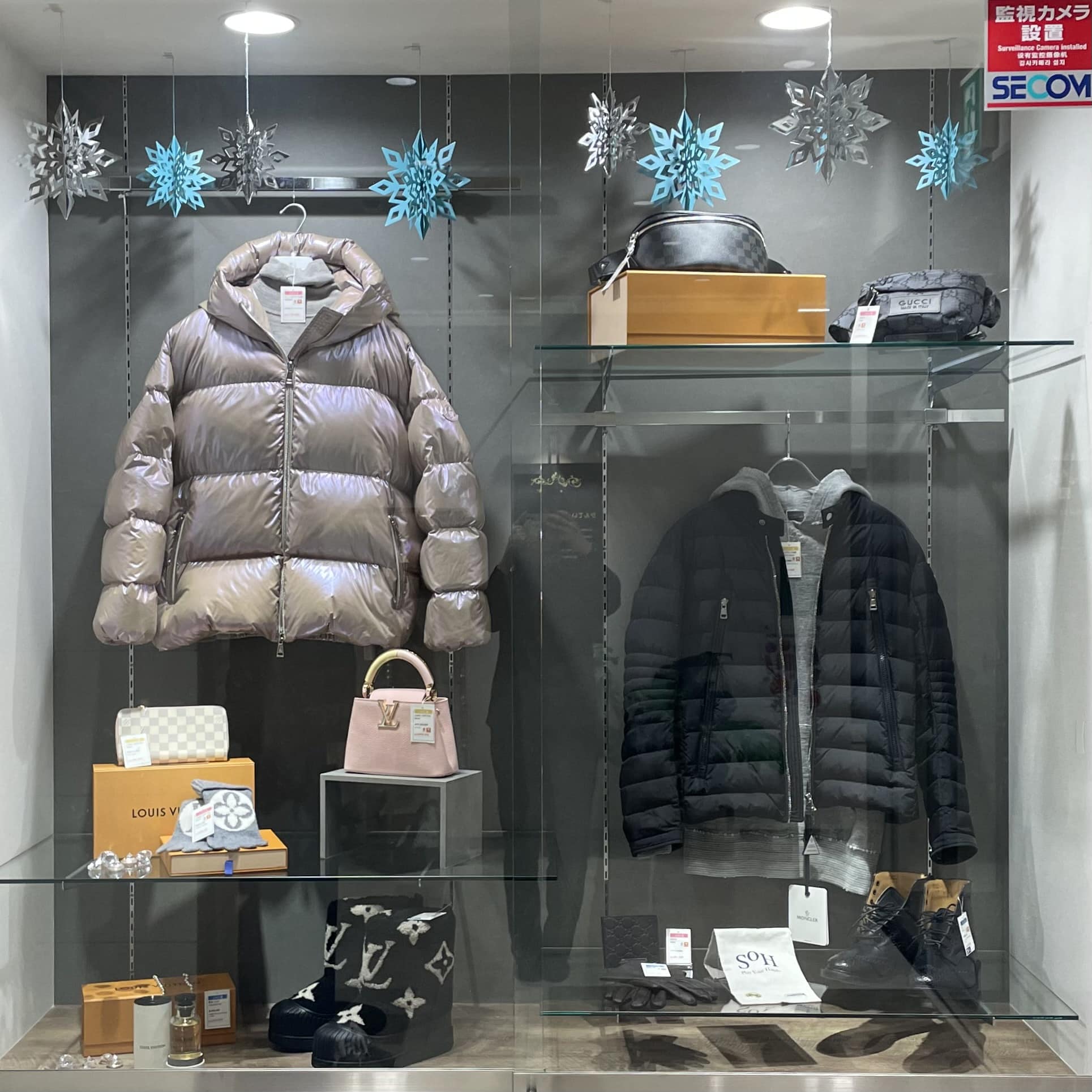 【ブランド 販売】入口のハイケースのディスプレイを変更しました⛄✨