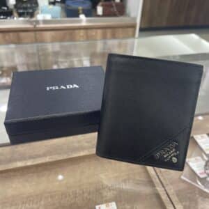 【ブランド 販売】コンパクトなサイズ感が魅力的なPRADAのお財布が入荷しました✨