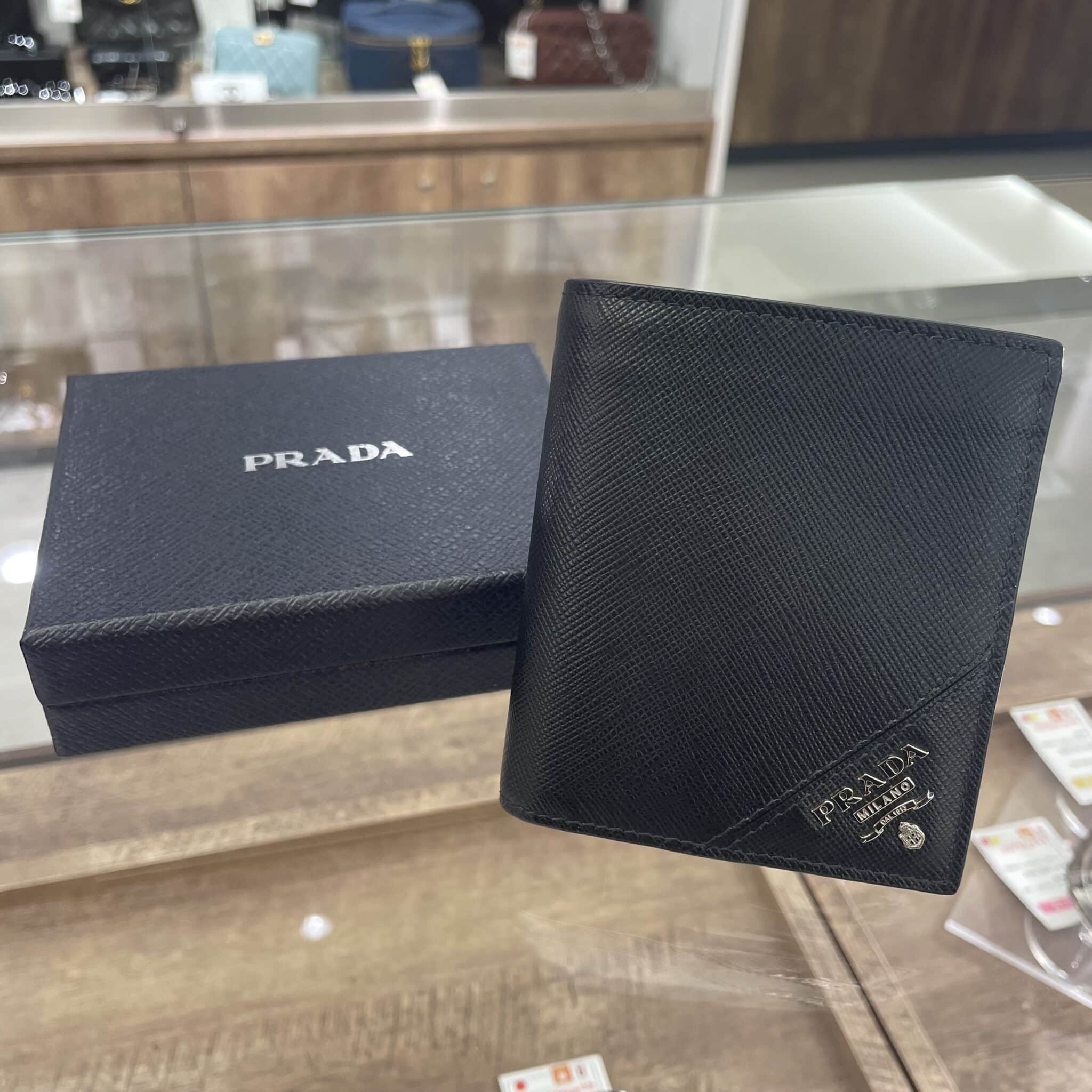 【ブランド 販売】コンパクトなサイズ感が魅力的なPRADAのお財布が入荷しました✨