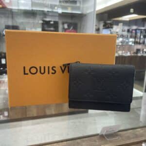 【ルイヴィトン 販売】上品なモノグラムパターンが素敵なポルトフォイユ・パイロットが入荷しました🖤