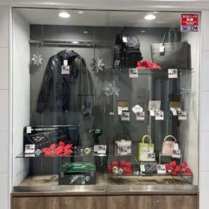 【ブランド 販売】入口のハイケースを変更いたしました🎄✨