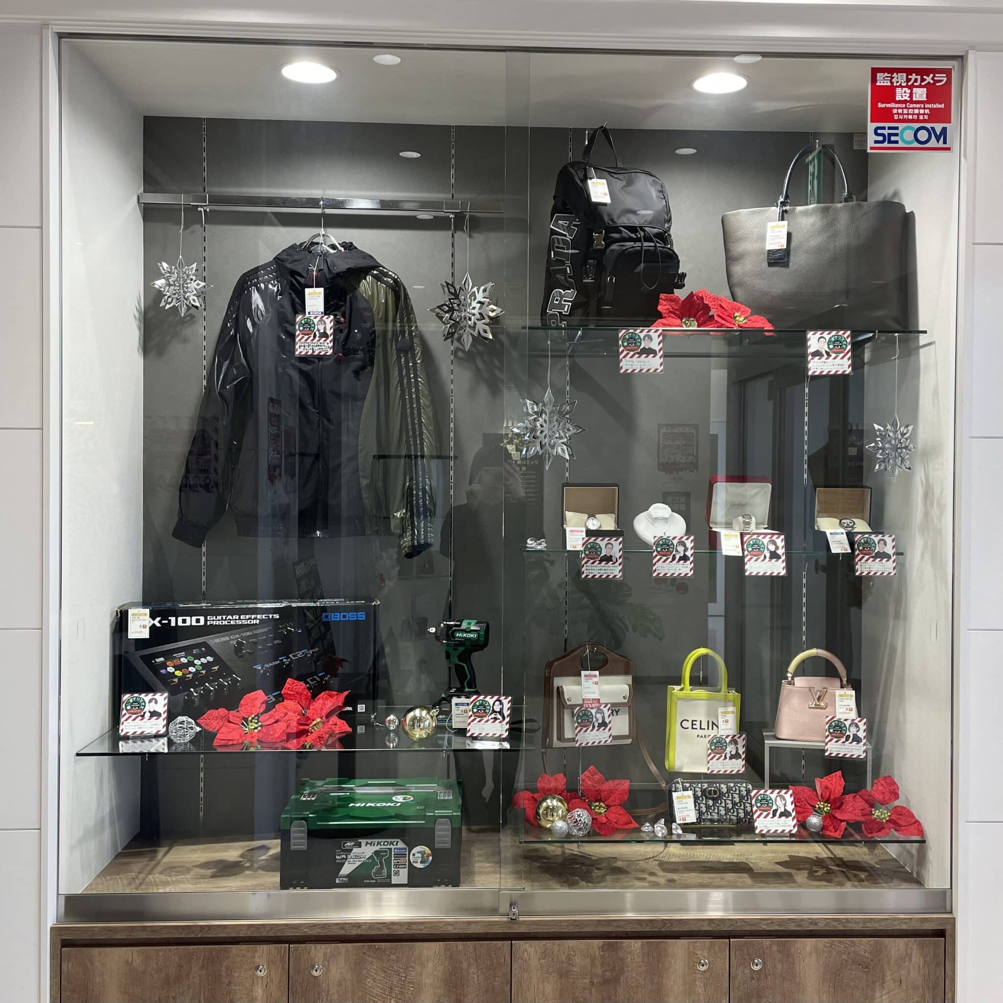 【ブランド 販売】入口のハイケースを変更いたしました🎄✨