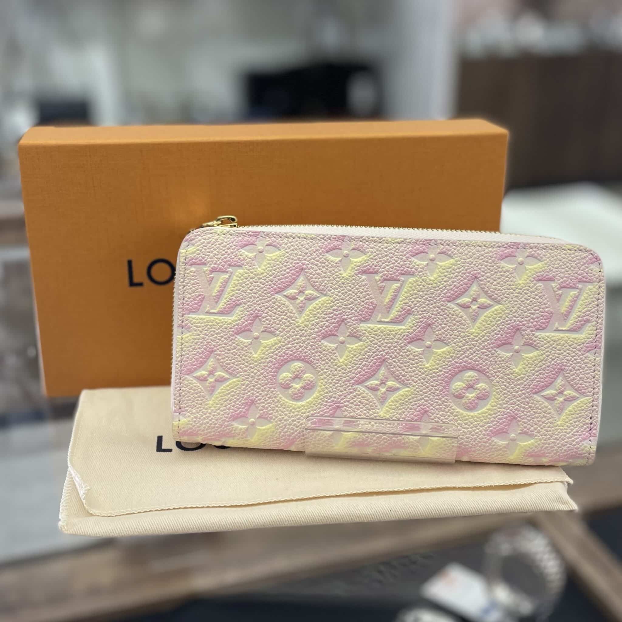 【ルイヴィトン 販売】星空のようなメタリックカラーがとてもかわいいジッピーウォレットが入荷しました💗