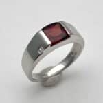 【ジュエリー 販売】1月の誕生石、ガーネットの深い赤が印象的なアイテムです💝