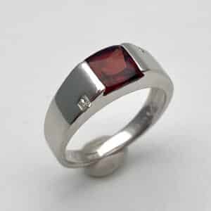 【ジュエリー 販売】1月の誕生石、ガーネットの深い赤が印象的なアイテムです💝
