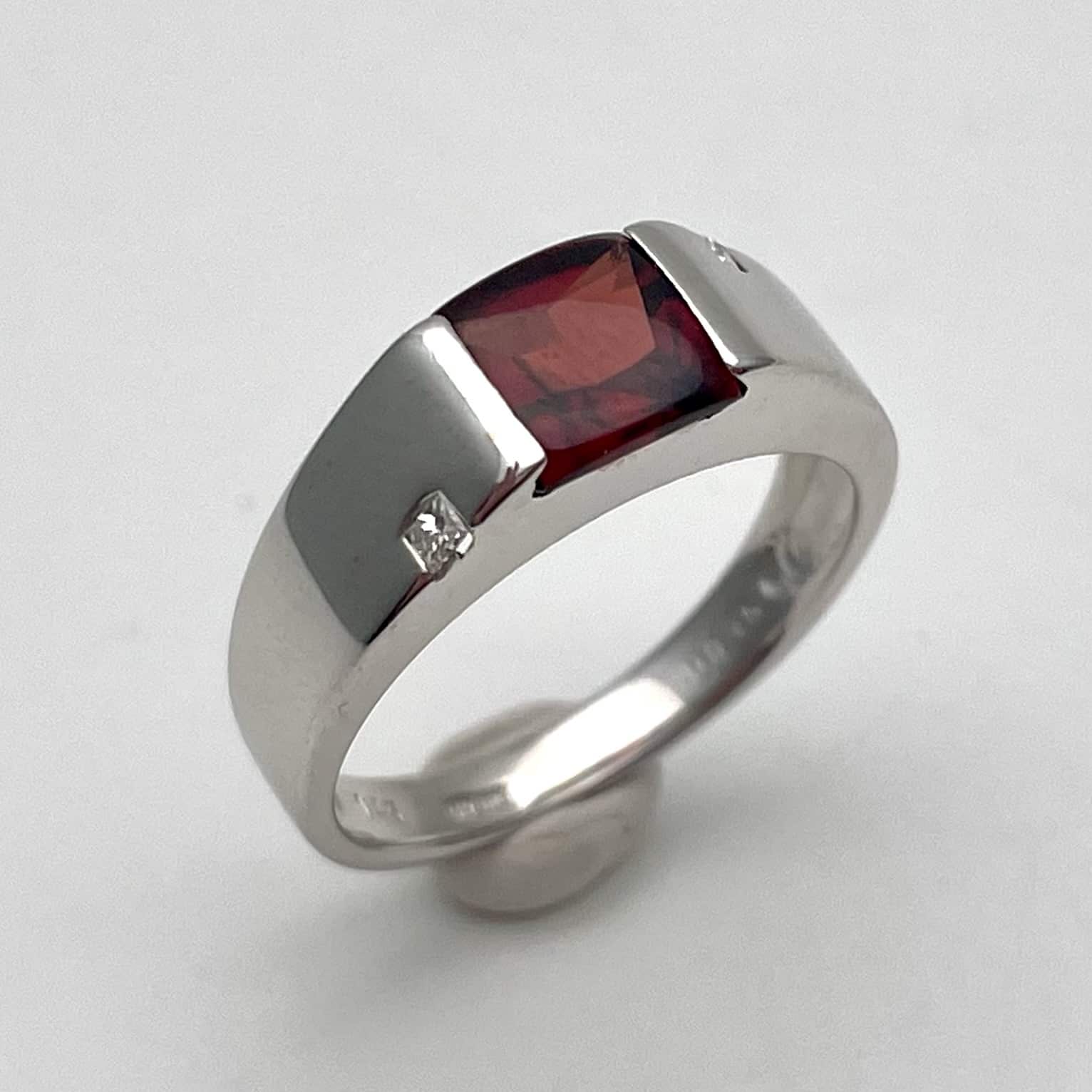 【ジュエリー 販売】1月の誕生石、ガーネットの深い赤が印象的なアイテムです💝