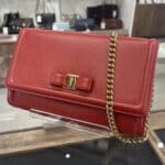 【ブランド 販売】鮮やかな赤が素敵なフェラガモのバッグが入荷中です💝