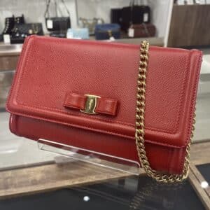 【ブランド 販売】鮮やかな赤が素敵なフェラガモのバッグが入荷中です💝