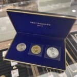 【金 販売】まだまだ大注目の金！！資産としてもコレクションとしてもおすすめな天皇御在位60年記念貨幣セットが入荷しております✨