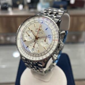 【時計 販売】パイロットだけでなく、多くの人々を魅了し続けている🚀 ナビタイマー B01 クロノグラフ41 はいかがですか❔