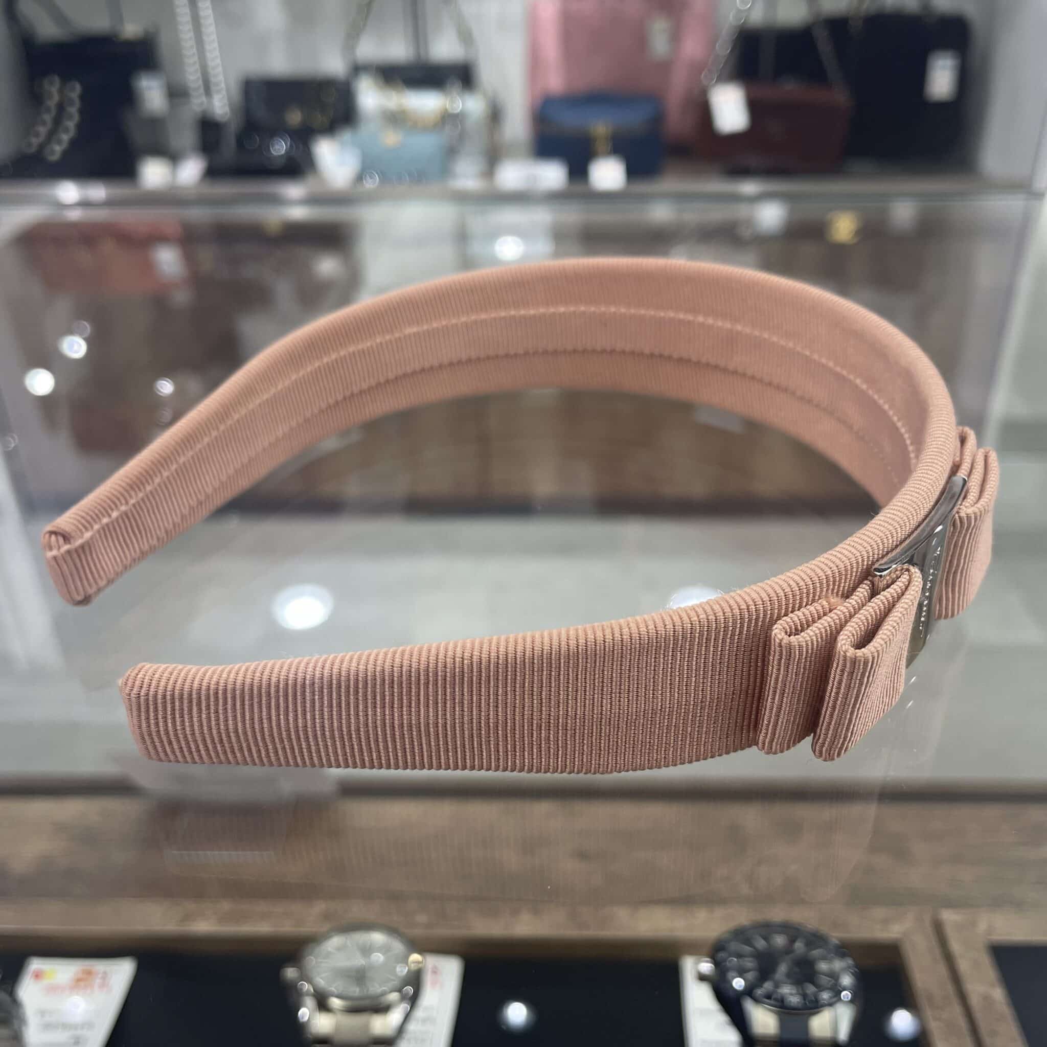 【フェラガモ 販売】淡いピンクカラーがこれからの季節にぴったり💝ヴァラリボンカチューシャはいかがですか？