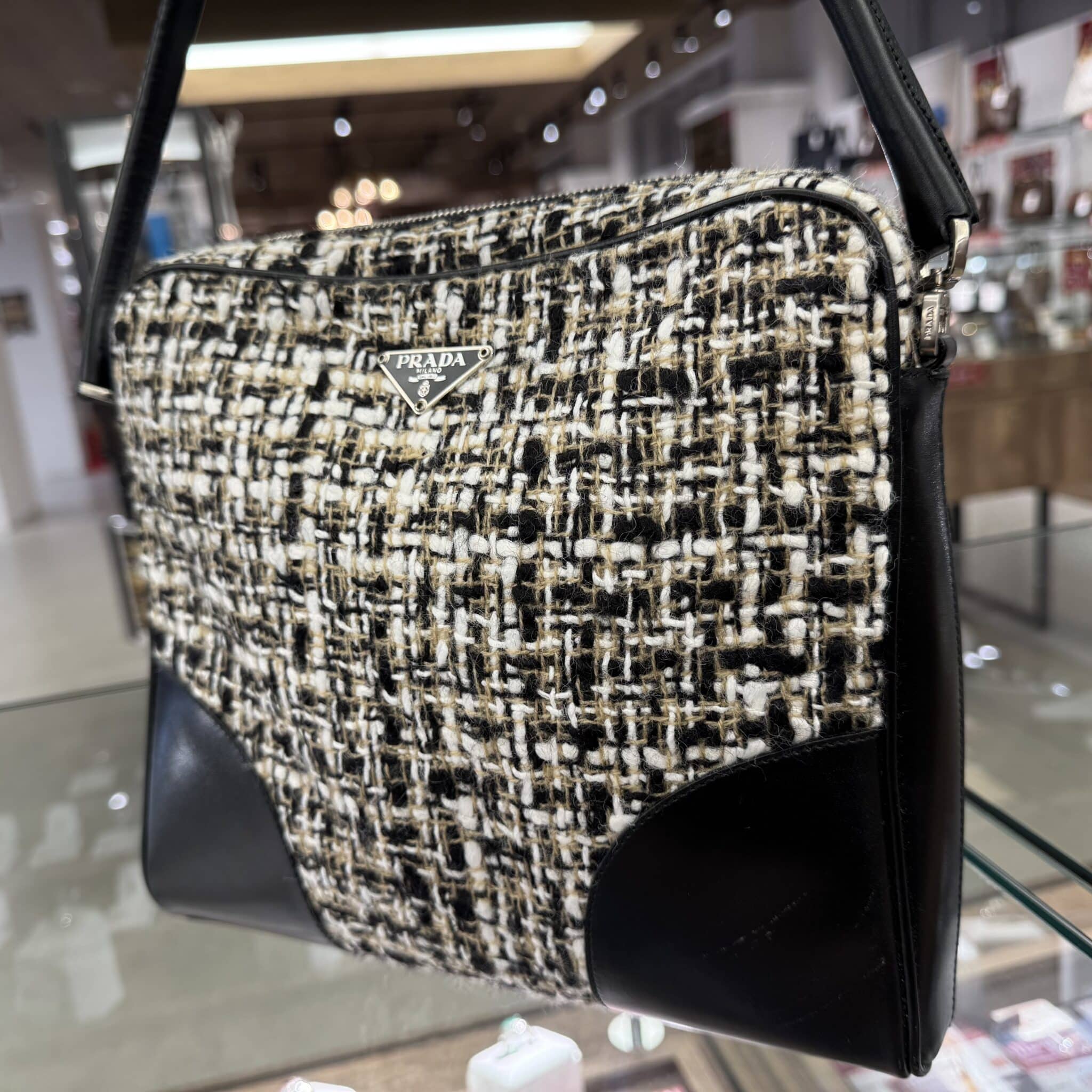 【PRADA 販売】これからの季節におすすめ♥PRADAのツイードバッグはいかがですか❓