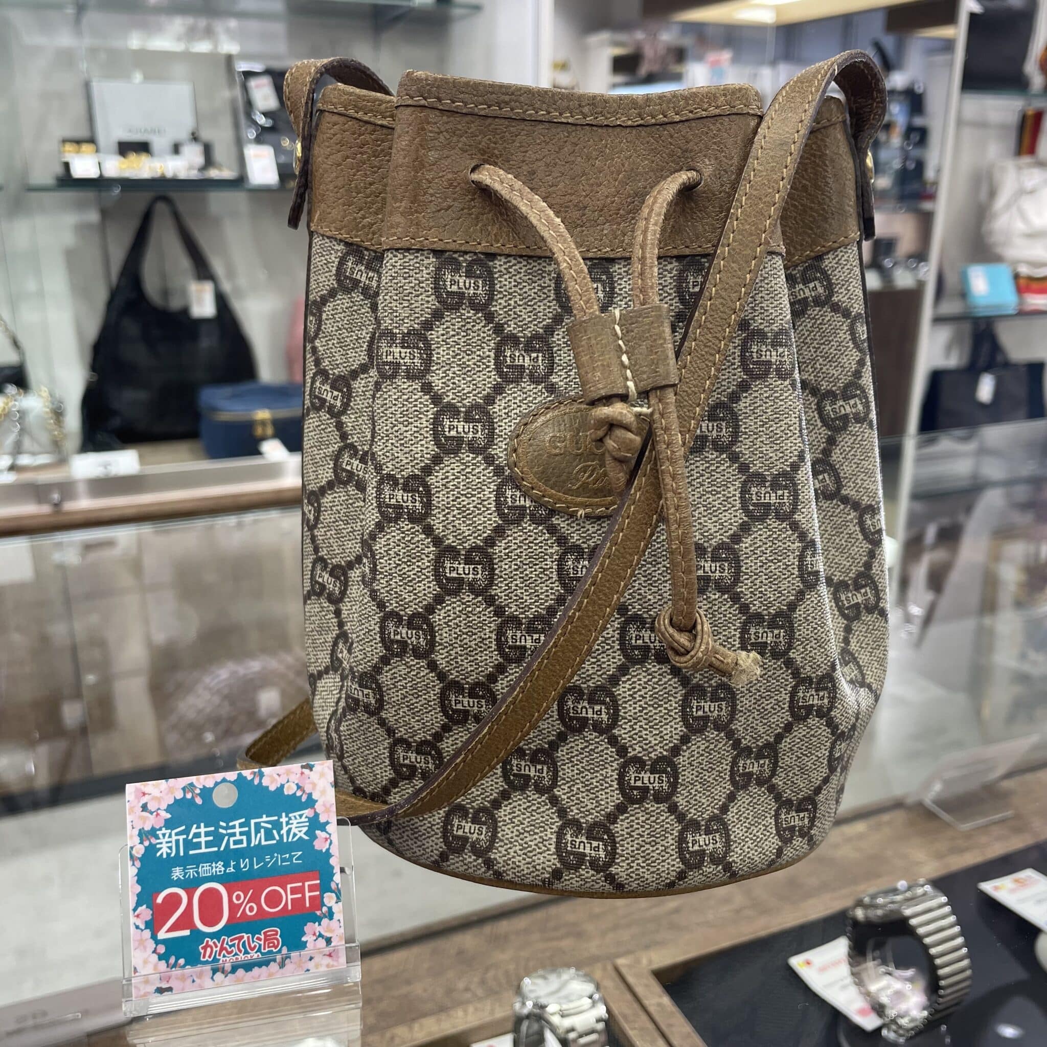 【グッチ　販売】春のお出かけにもぴったり🌸グッチプラス 巾着ショルダーバッグが今ならなんと20％OFFです🌸