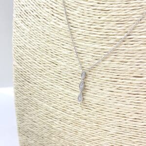 【ジュエリー 販売】静かに華やぐ、確かな輝き。K18WGダイヤネックレスはいかがですか❓