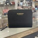 【バーバリー 販売】ブラック✖ゴールドが高級感たっぷりな王道の一点🖤 BURBERRY ジップアラウンド ウォレットコインケースが入荷しております✨