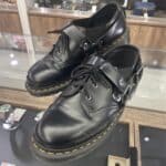【ブランド　販売】バイカーブーツから着想を得た存在感抜群なレザーシューズ✨無骨さとモード感を纏う一足です😎
