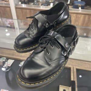 【ブランド　販売】バイカーブーツから着想を得た存在感抜群なレザーシューズ✨無骨さとモード感を纏う一足です😎