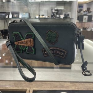 【コーチ　販売】遊び心を添える、大人のミニショルダー💚キラ クロスボディ・ヴァーシティ パッチが入荷しました✨