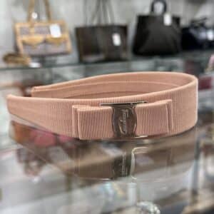 【フェラガモ 販売】淡いピンクカラーがこれからの季節にぴったり💝ヴァラリボンカチューシャはいかがですか？