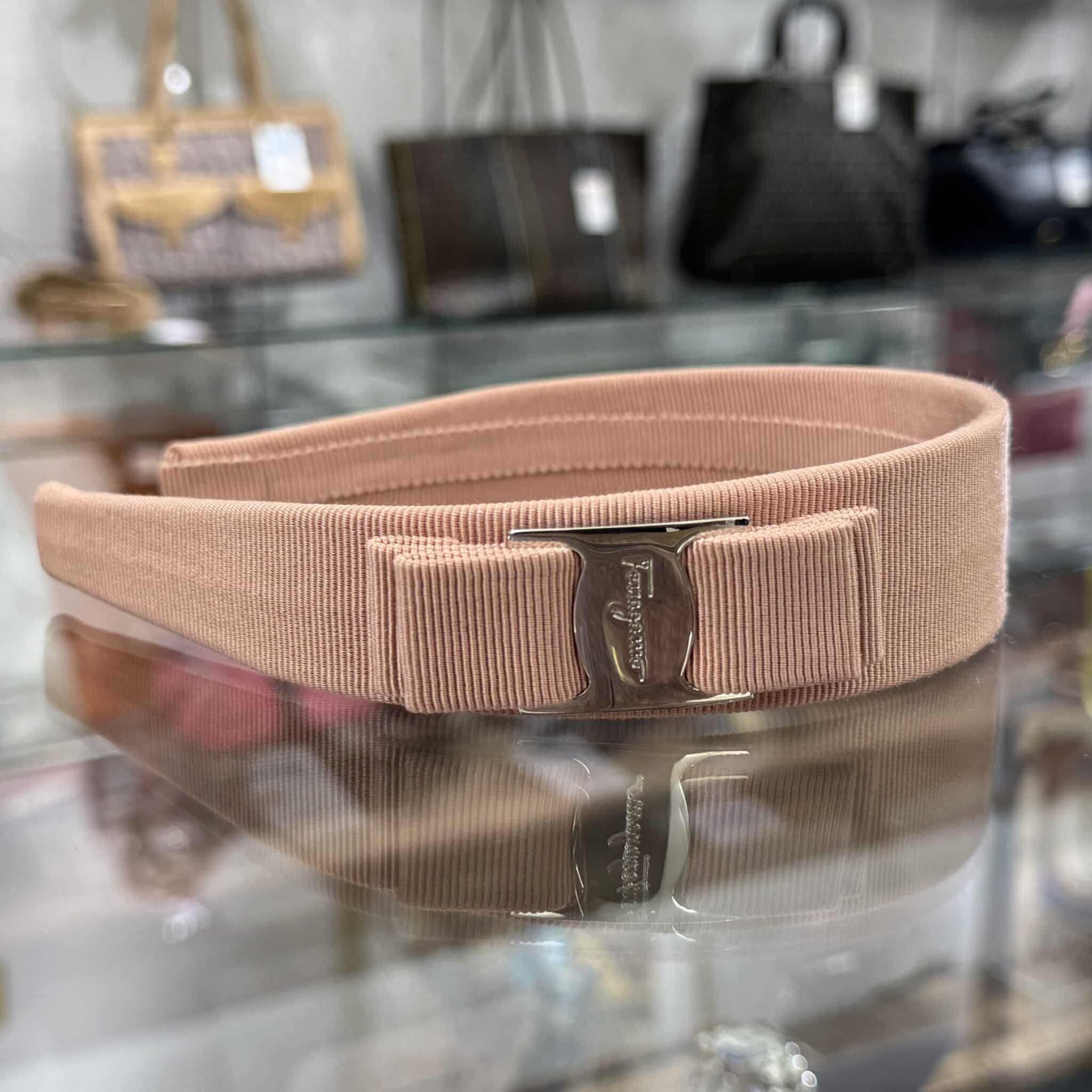 【フェラガモ 販売】淡いピンクカラーがこれからの季節にぴったり💝ヴァラリボンカチューシャはいかがですか？