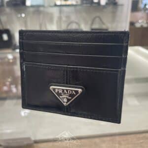 【プラダ 販売】毎日に寄り添う上質なブラックレザー。ソフトルックスレザーカードケースはいかがですか？