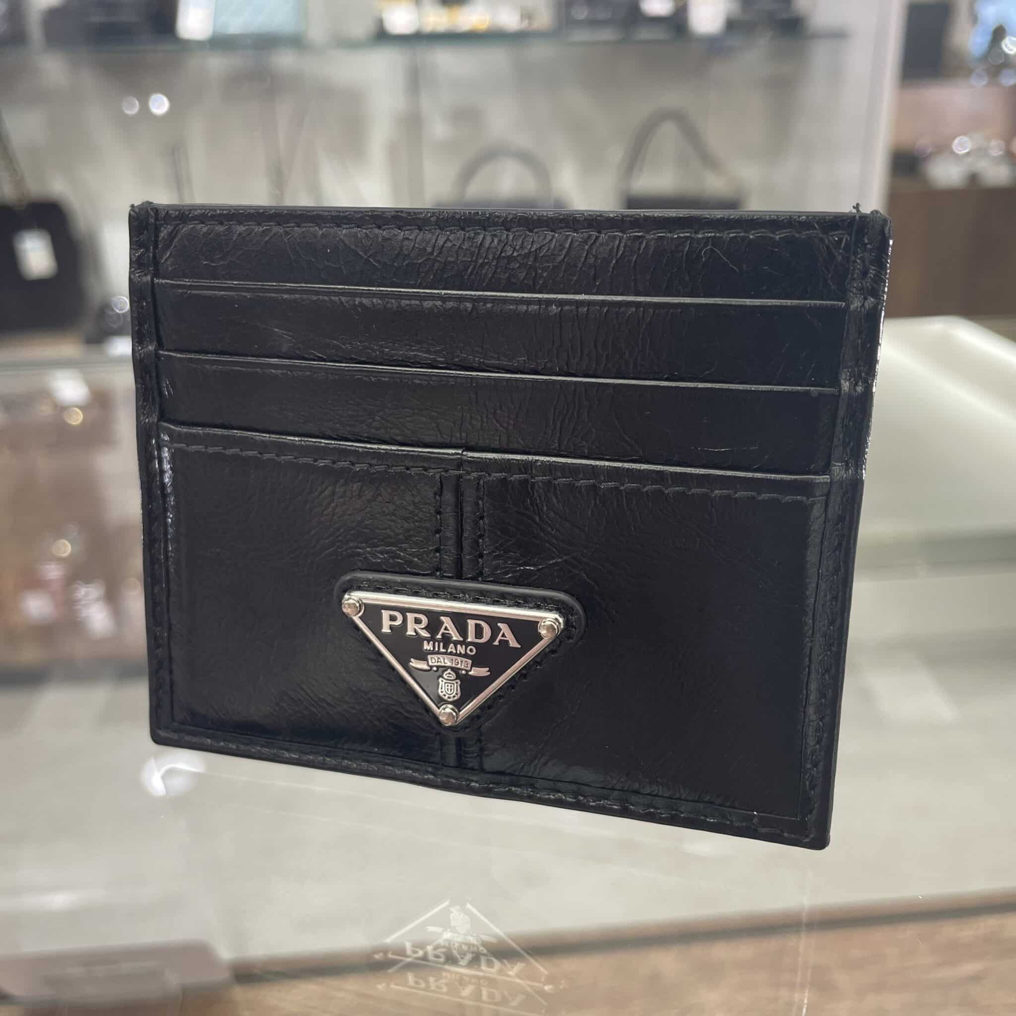 【プラダ 販売】毎日に寄り添う上質なブラックレザー。ソフトルックスレザーカードケースはいかがですか？