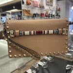 【ブランド 販売】上品なベージュに遊び心を添えた大人のクラッチバッグ👜 ヴァレンティノ ガラヴァーニ ロックスタッズクラッチバッグはいかがですか❓