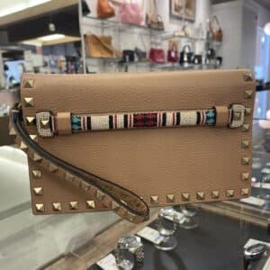 【ブランド 販売】上品なベージュに遊び心を添えた大人のクラッチバッグ👜 ヴァレンティノ ガラヴァーニ ロックスタッズクラッチバッグはいかがですか❓