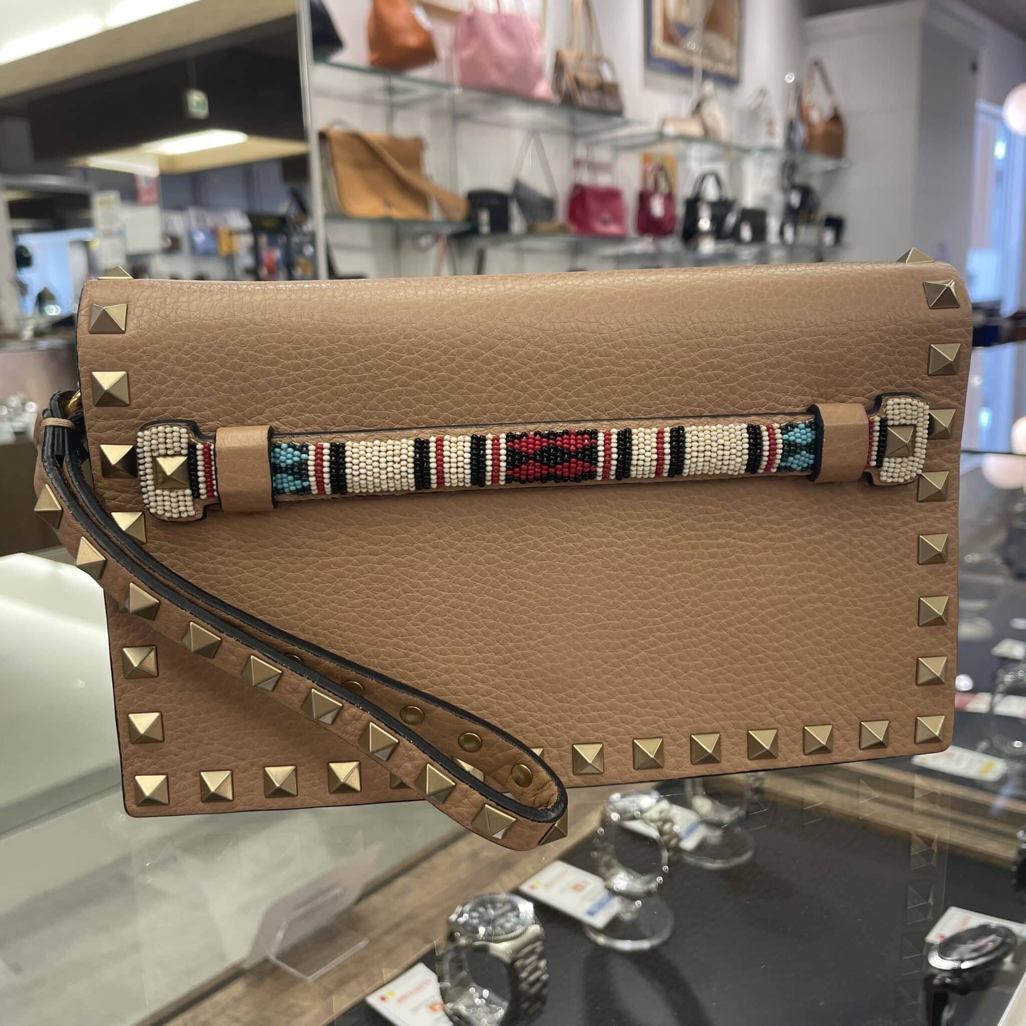 【ブランド 販売】上品なベージュに遊び心を添えた大人のクラッチバッグ👜 ヴァレンティノ ガラヴァーニ ロックスタッズクラッチバッグはいかがですか❓
