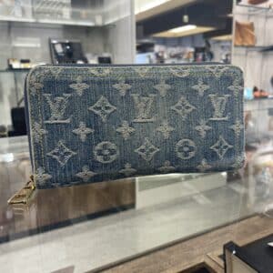 【ルイヴィトン 販売】デニムのモノグラムが目を惹く💙ジッピーウォレットはいかがですか❓