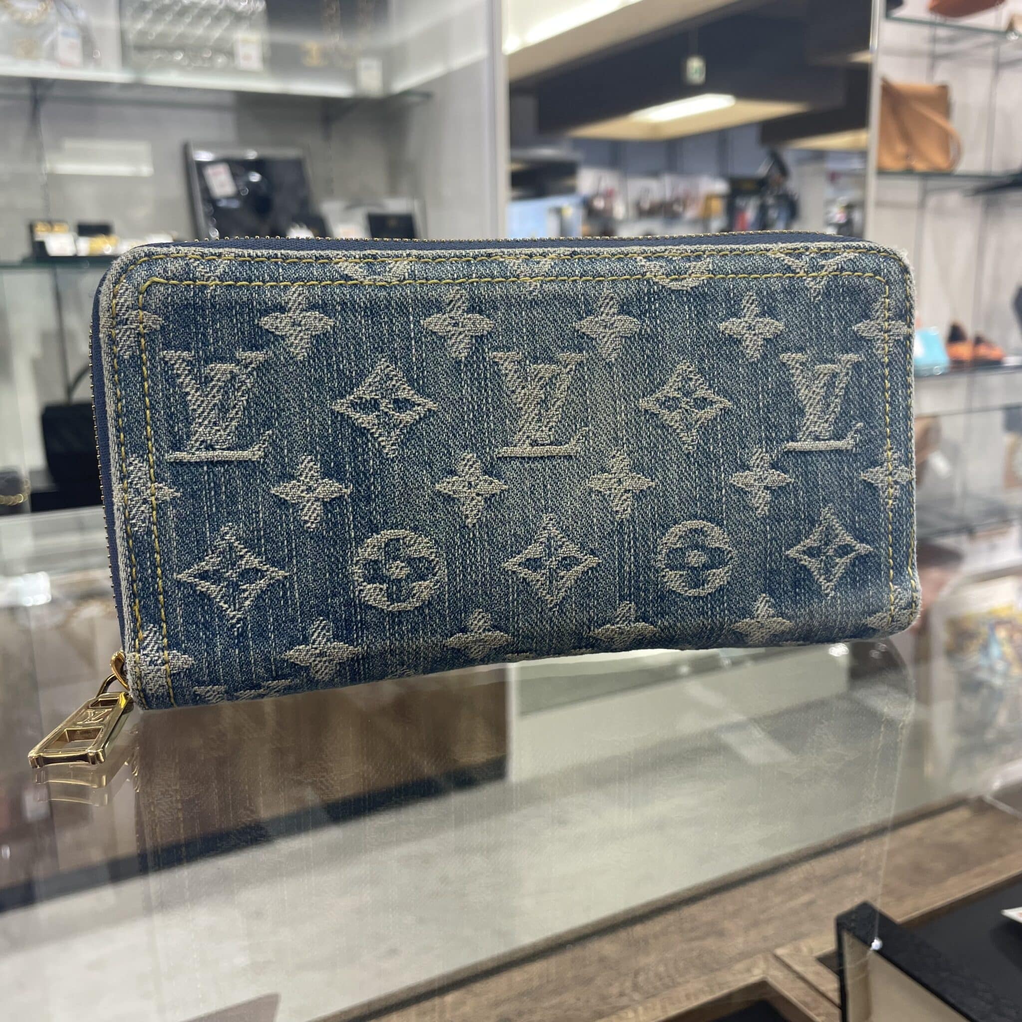 【ルイヴィトン 販売】デニムのモノグラムが目を惹く💙ジッピーウォレットはいかがですか❓