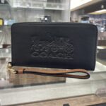 【コーチ 販売】フロントにあしらわれたCOACHのロゴが目を惹く👀✨ロングジップアラウンドウォレットはいかがですか❓