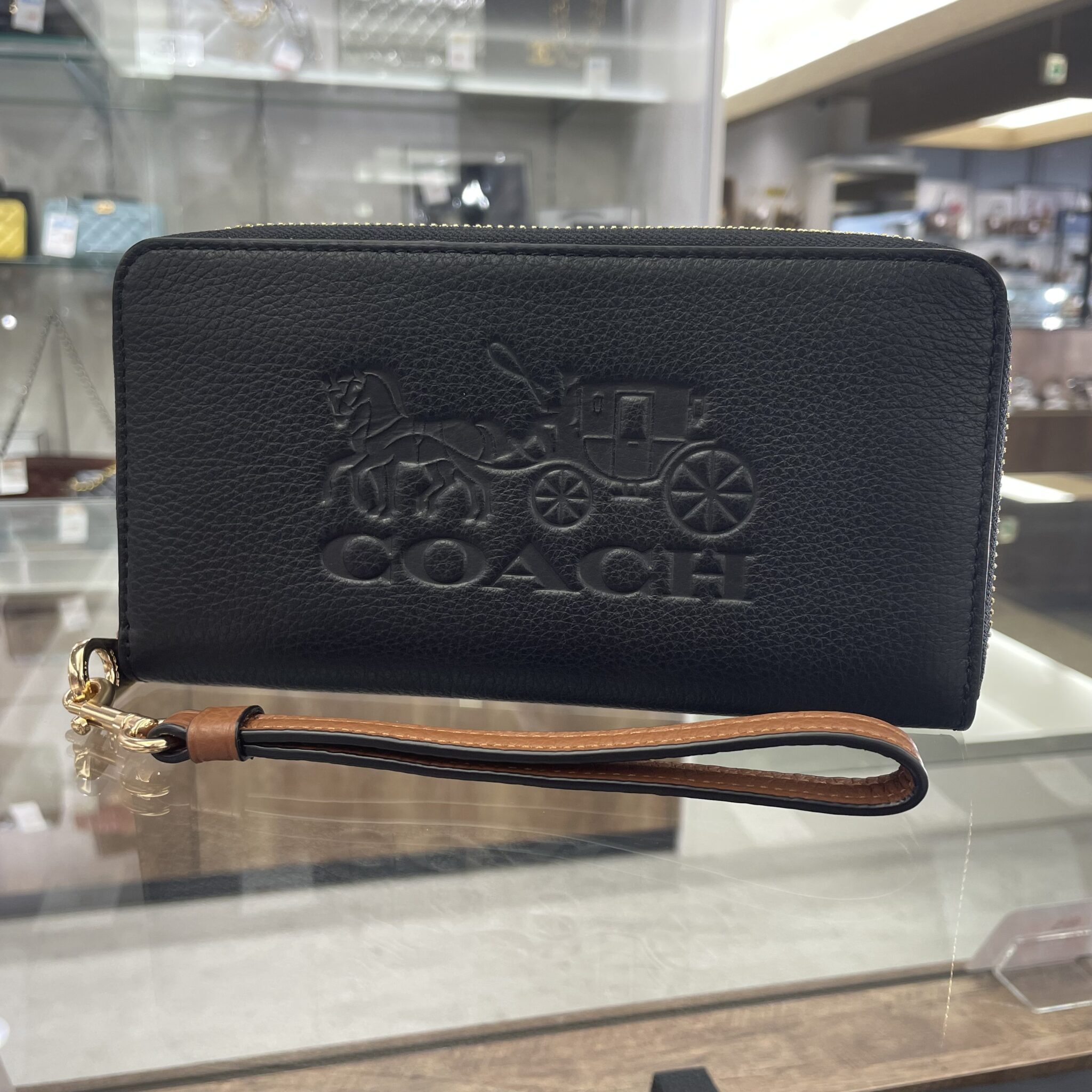 【コーチ 販売】フロントにあしらわれたCOACHのロゴが目を惹く👀✨ロングジップアラウンドウォレットはいかがですか❓
