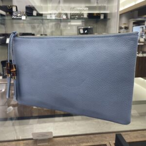 【グッチ 販売】軽やかなブルーカラーが夏のお出かけにピッタリ💙バンブータッセル付きレザークラッチバッグが入荷しております✨