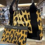 【ブランド　販売】レオパ柄がシンプルコーデに映える～🐆便利な大きさのネイビーカバスXSが入荷しました