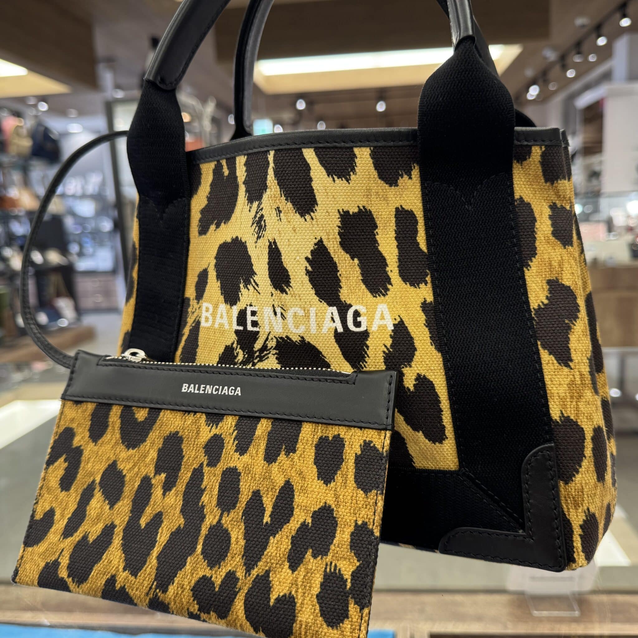 【ブランド　販売】レオパ柄がシンプルコーデに映える～🐆便利な大きさのネイビーカバスXSが入荷しました