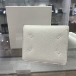 【ブランド 財布】爽やかなホワイトカラー×4つのステッチが目を惹く✨ メゾンマルジェラ 4ステッチ 2つ折り財布をご紹介します😊