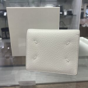 【ブランド 財布】爽やかなホワイトカラー×4つのステッチが目を惹く✨ メゾンマルジェラ 4ステッチ 2つ折り財布をご紹介します😊