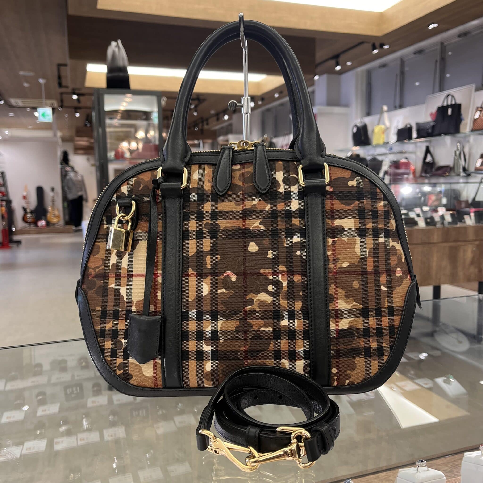 【バーバリー 販売】BURBERRYから、珍しい柄の2WAYバッグが入荷いたしました💛