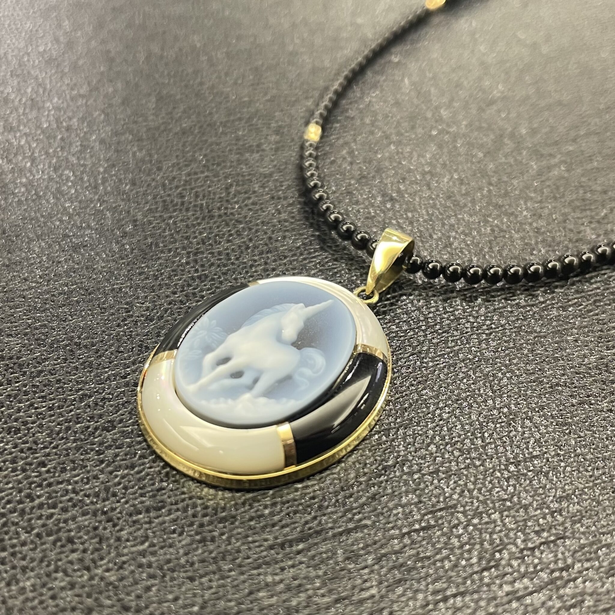 【ジュエリー 販売】クラシカルな雰囲気が目を惹く✨ミシャエル・ポイスター カメオネックレスが入荷しました👏👏